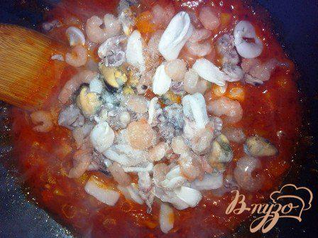 Фото приготовление рецепта: Паста с морепродуктами и тунцом шаг №6