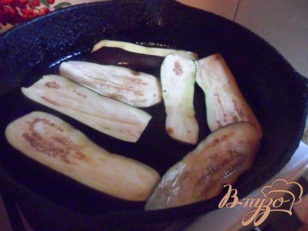 Фото приготовление рецепта: Рулетики из баклажан с фетой и помидорами шаг №1