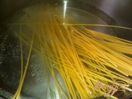 Фото приготовление рецепта: Спагетти с печеным перцем шаг №1