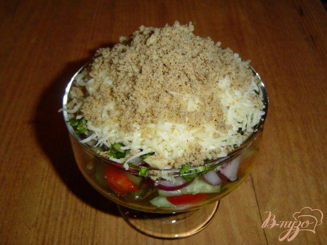 Фото приготовление рецепта: Овощной салат с брынзой и орехами шаг №8