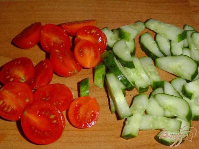 Фото приготовление рецепта: Овощной салат с брынзой и орехами шаг №2