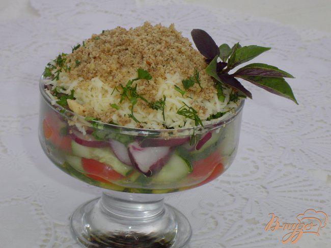 Фото приготовление рецепта: Овощной салат с брынзой и орехами шаг №9