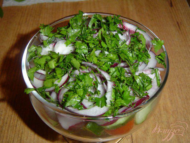 Фото приготовление рецепта: Овощной салат с брынзой и орехами шаг №6