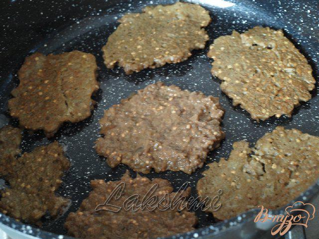 Фото приготовление рецепта: Закусочный торт из баклажановых оладий. шаг №4