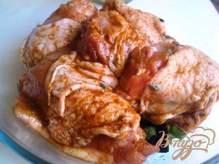 Фото приготовление рецепта: Тушеная курица с баклажанами и брокколи шаг №7
