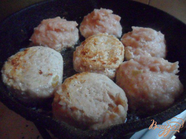 Фото приготовление рецепта: Куриные ёжики в сливочном соусе шаг №6