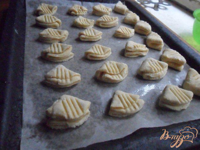 Фото приготовление рецепта: Печенье «Гусиные лапки» шаг №6