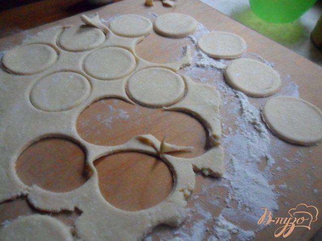 Фото приготовление рецепта: Печенье «Гусиные лапки» шаг №3