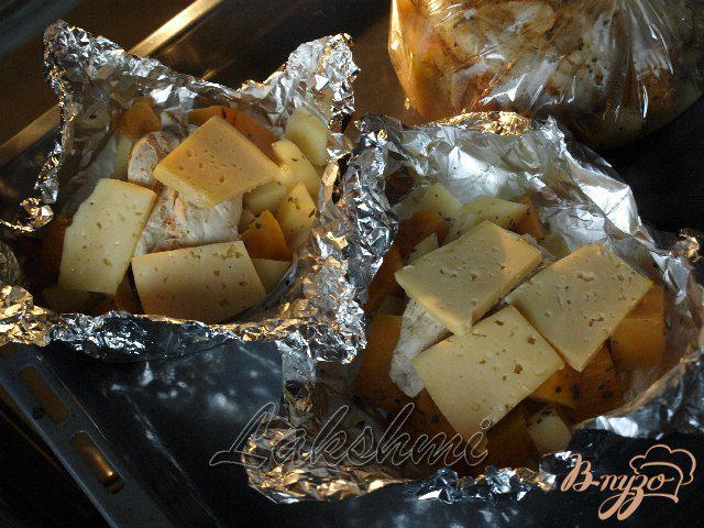 Фото приготовление рецепта: Ужин из куриного филе с тыквой и картофелем шаг №5