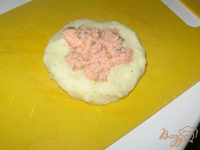 Фото приготовление рецепта: Картофельные зразы с семгой шаг №2