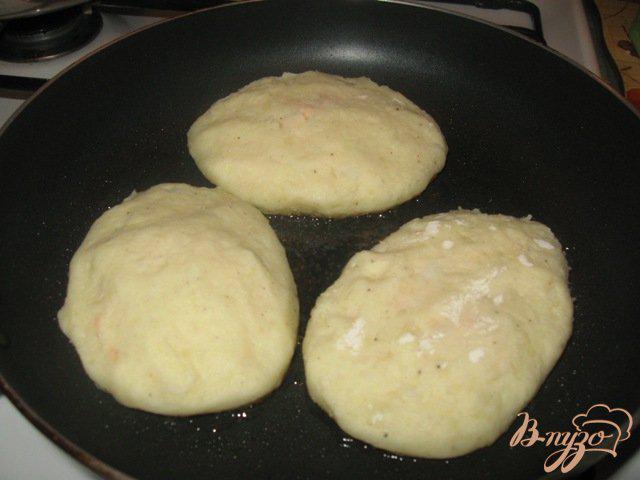 Фото приготовление рецепта: Картофельные зразы с семгой шаг №4
