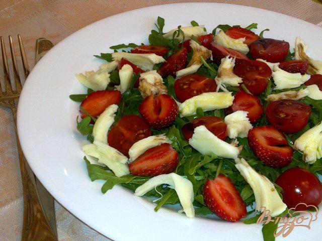 Фото приготовление рецепта: Салат с клубникой, моцарелой и помидорами черри шаг №3