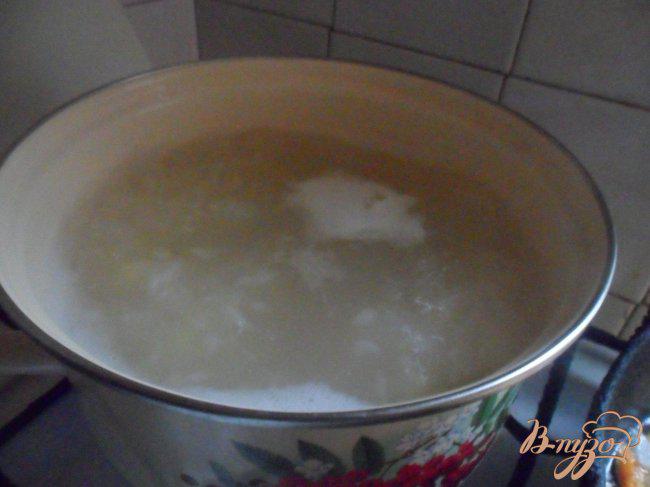 Фото приготовление рецепта: Сырный суп с рисом шаг №2