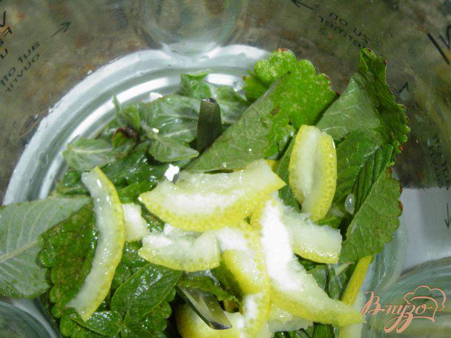 Фото приготовление рецепта: Салат с зеленым горошком шаг №3
