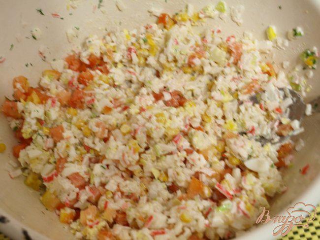 Фото приготовление рецепта: Салат с рисом и крабовыми палочками «Дракончики» шаг №3