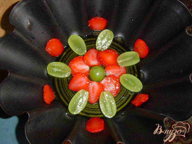 Фото приготовление рецепта: Слоеный желейный тортик с ягодами шаг №3