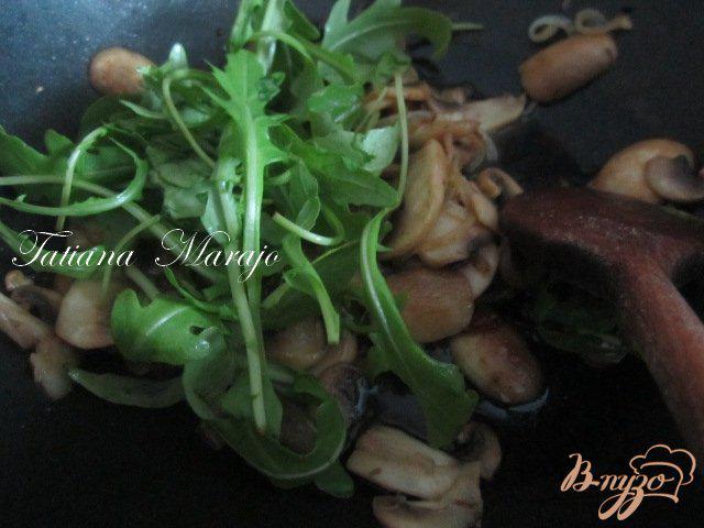 Фото приготовление рецепта: Яйца пашот с грибами шаг №3