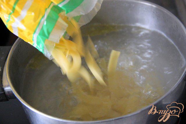 Фото приготовление рецепта: Лапша с индейкой в тыквенно-сливочном соусе шаг №5