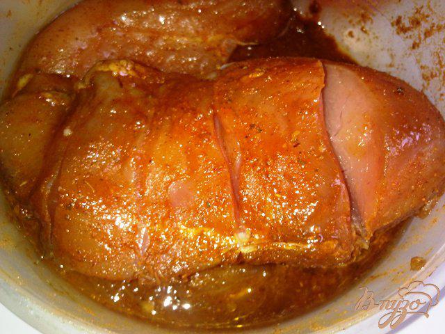 Фото приготовление рецепта: Полосатое куриное филе с соусом шаг №9