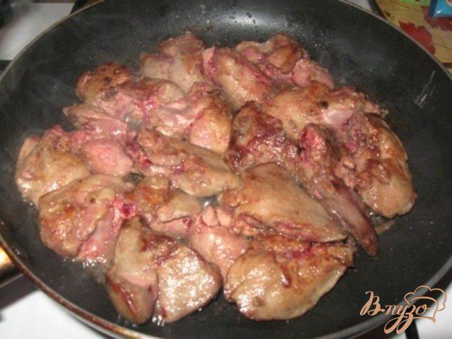 Фото приготовление рецепта: Куриная печень с грибами в сметане шаг №2