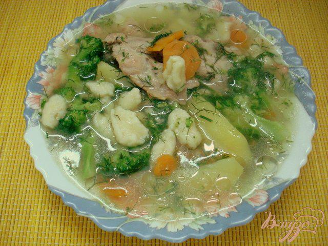 Фото приготовление рецепта: Куриный суп    с брокколи и клёцками. шаг №5