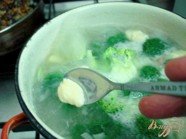 Фото приготовление рецепта: Куриный суп    с брокколи и клёцками. шаг №4