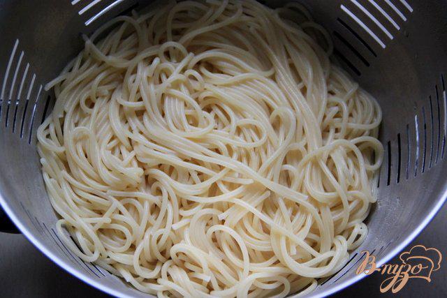Фото приготовление рецепта: Спагетти с соусом из тыквы и креветок шаг №4