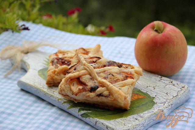 Фото приготовление рецепта: Слойки с яблоком, сыром и тмином шаг №4