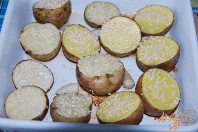 Фото приготовление рецепта: Картофель, запеченный с чесноком и кунжутом, со сметанным соусом шаг №4