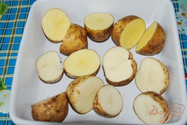 Фото приготовление рецепта: Картофель, запеченный с чесноком и кунжутом, со сметанным соусом шаг №1