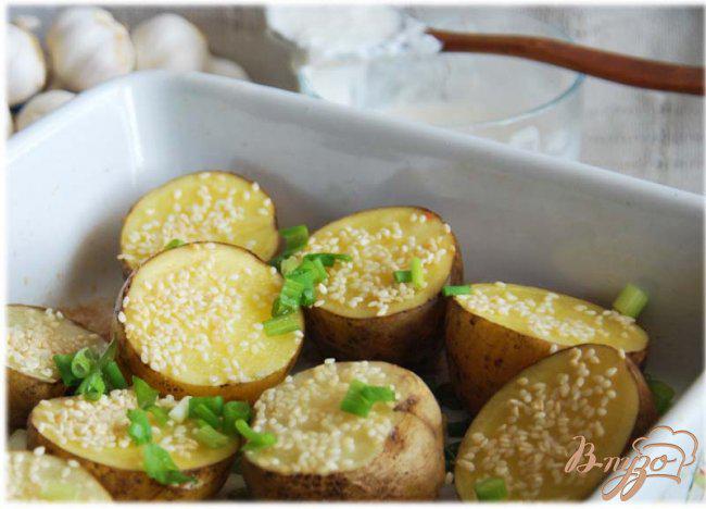 Фото приготовление рецепта: Картофель, запеченный с чесноком и кунжутом, со сметанным соусом шаг №5