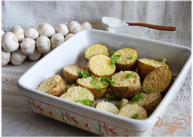 Фото приготовление рецепта: Картофель, запеченный с чесноком и кунжутом, со сметанным соусом шаг №6