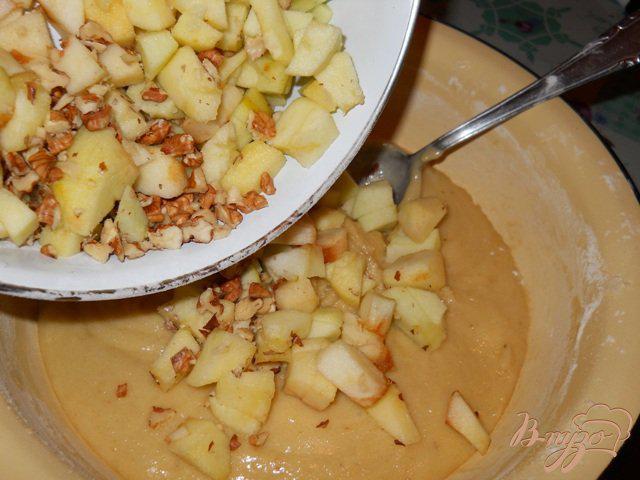 Фото приготовление рецепта: Яблочный пирог с коричной пропиткой шаг №3