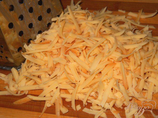 Фото приготовление рецепта: Салат из редьки с морковью и сыром шаг №3