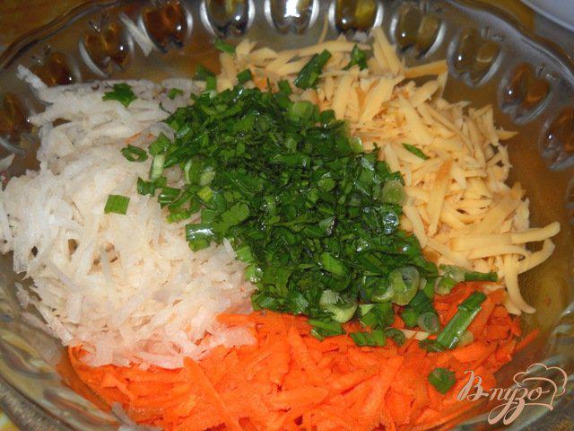 Фото приготовление рецепта: Салат из редьки с морковью и сыром шаг №5