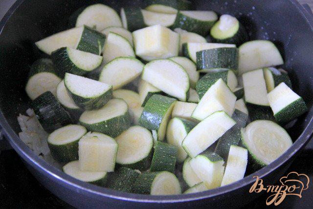 Фото приготовление рецепта: Цукини с помидорами и белой фасолью шаг №3