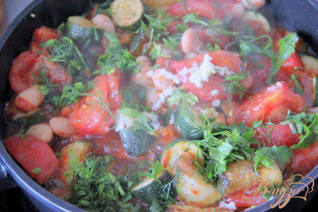 Фото приготовление рецепта: Цукини с помидорами и белой фасолью шаг №6