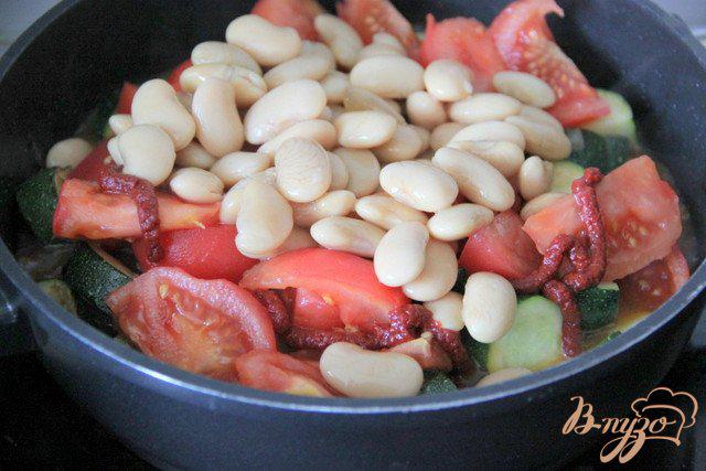 Фото приготовление рецепта: Цукини с помидорами и белой фасолью шаг №5