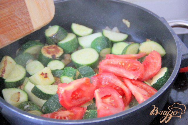 Фото приготовление рецепта: Цукини с помидорами и белой фасолью шаг №4