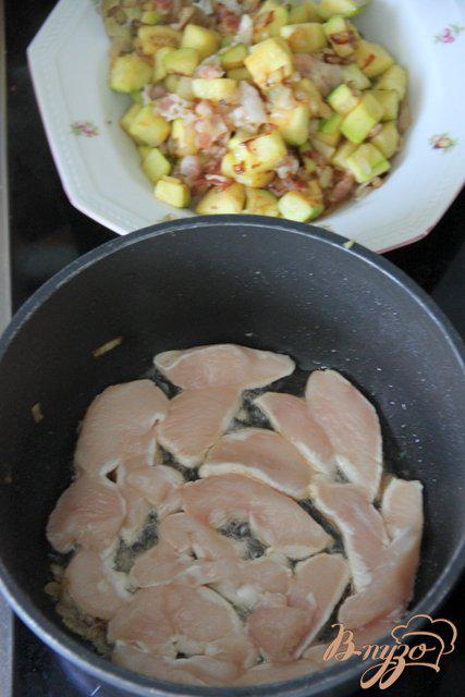 Фото приготовление рецепта: Лапша с курицей и цукини в томатном соусе шаг №3