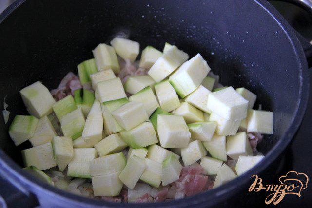 Фото приготовление рецепта: Лапша с курицей и цукини в томатном соусе шаг №2
