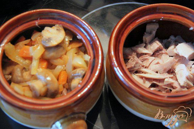 Фото приготовление рецепта: Горшочки с отварной курицей, грибами и овощами шаг №6