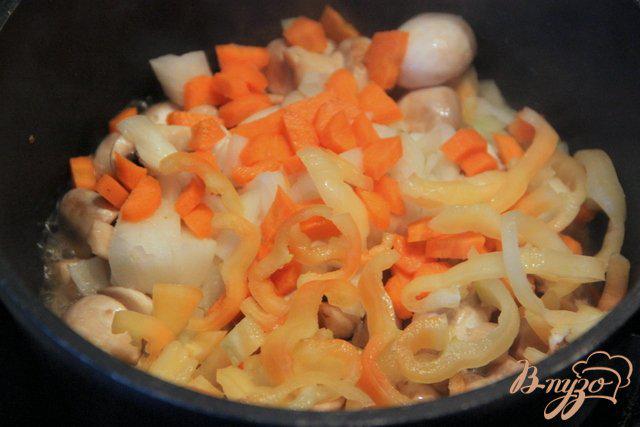 Фото приготовление рецепта: Горшочки с отварной курицей, грибами и овощами шаг №3