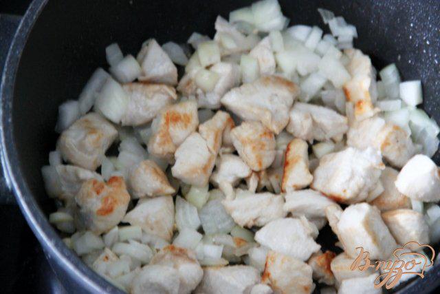 Фото приготовление рецепта: Фарфалле с курицей и овощами шаг №1