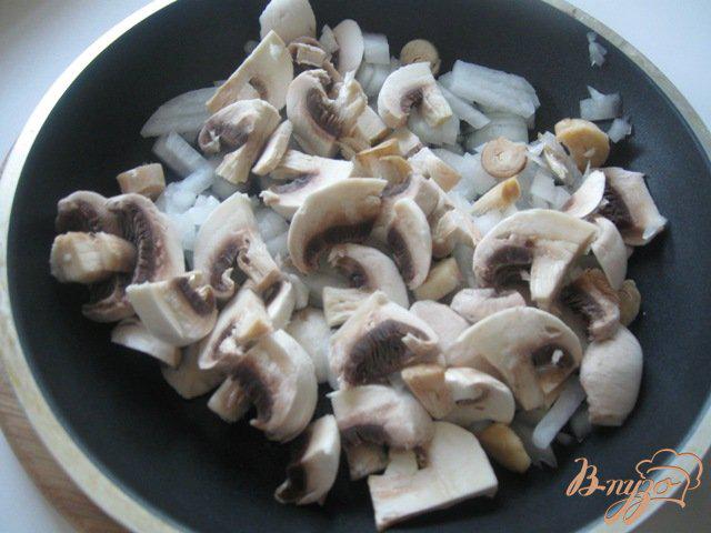 Фото приготовление рецепта: Жульен из семги с грибами шаг №2