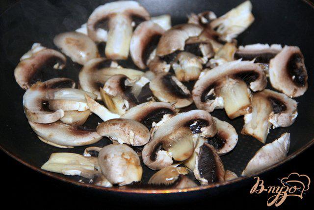 Фото приготовление рецепта: Картофельные котлеты с копчёной скумбрией и грибами шаг №2