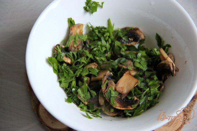 Фото приготовление рецепта: Картофельные котлеты с копчёной скумбрией и грибами шаг №4