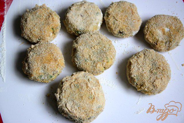 Фото приготовление рецепта: Картофельные котлеты с копчёной скумбрией и грибами шаг №7