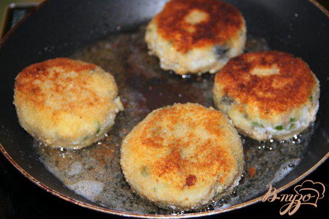 Фото приготовление рецепта: Картофельные котлеты с копчёной скумбрией и грибами шаг №8
