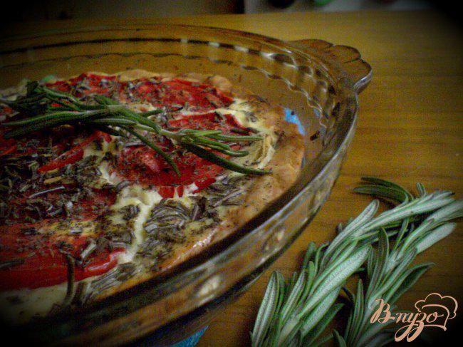 Фото приготовление рецепта: Открытый пирог с томатами, козьим сыром и шалфеем шаг №7